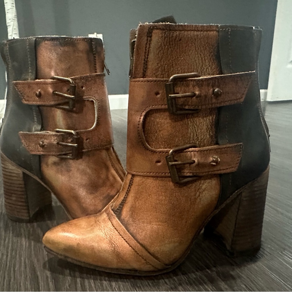 Unique Free bird Joey boots! Charcoal black and brown copper! Worn once!